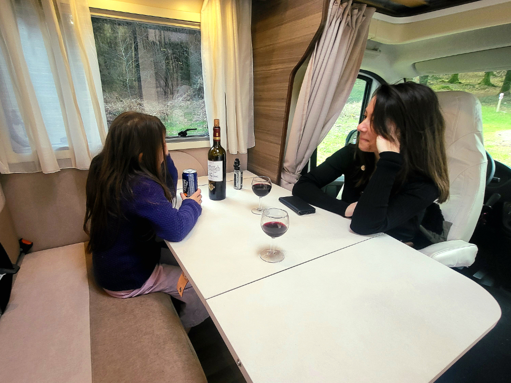 Coin repas amis famille camping car handicap