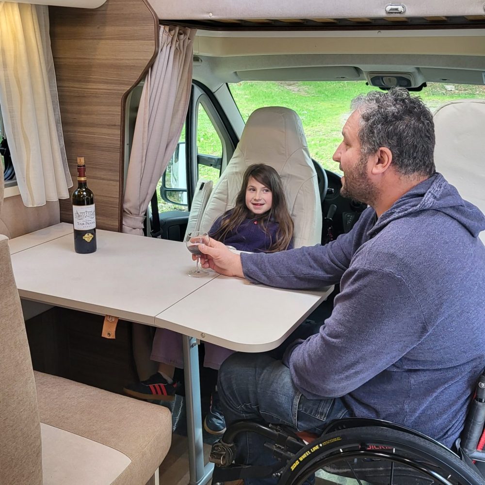coin repas famille handicap PMR véhicule